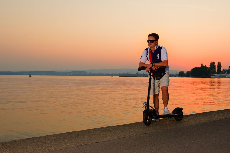 Vicente Garcia Lübke at dusk with the Trotti Speedway PRO on Lake Zug